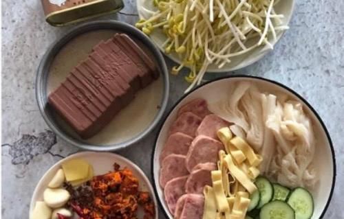 自己在网上看教程学会了毛血旺，自学成才，感觉比外面买的好吃