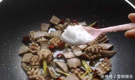 爆炒鱿鱼时,直接下锅炒就错了,牢记小技巧,鱿鱼鲜嫩滑还不腥