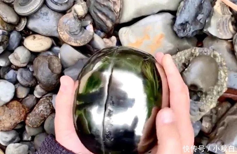 球体|业余收藏家在海滩发现一金色球体,冒险打开后,珍贵物体露了出来