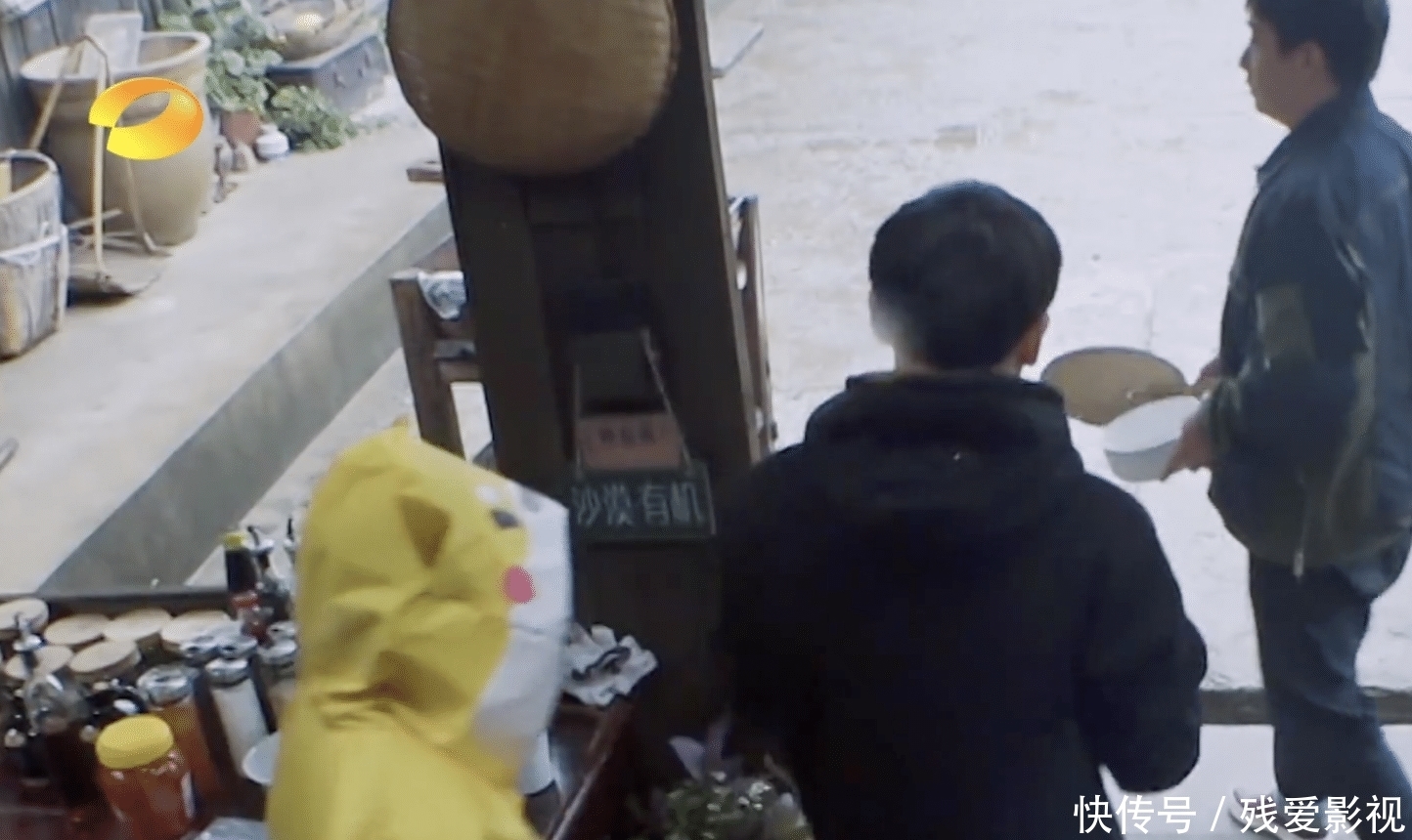 黄磊|张艺兴围观杨紫干活却不帮忙,黄磊4次点拨:无奈张艺兴太直男