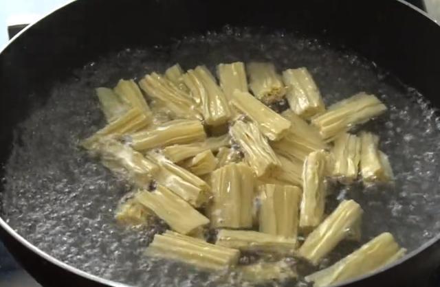 黄瓜和腐竹真是绝配,简单2步做一盘开胃菜,热天拿肉也不想换