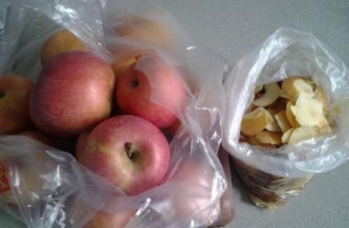 苹果皮|吃剩的苹果皮不要扔,简单处理一下做花肥,养啥都旺盛!