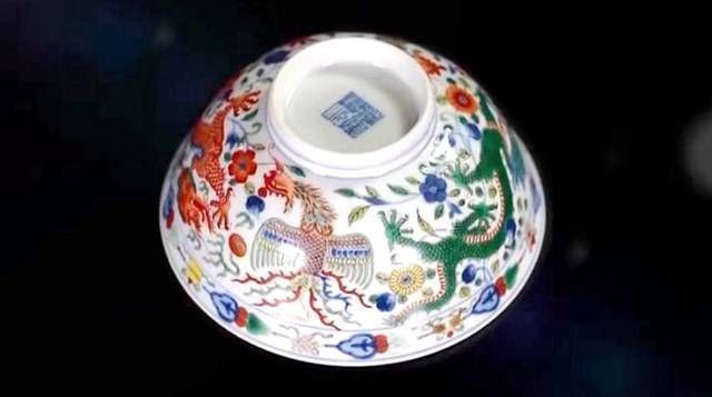 50多万拍下一对五彩龙凤碗,专家鉴定后给出这样的价值