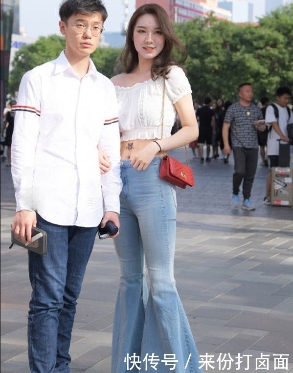 如果一件抹胸装不够美，那就再加一条喇叭裤