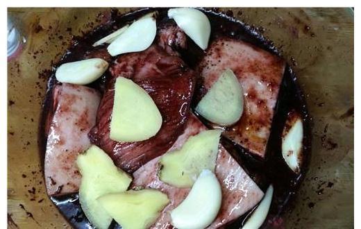 1块肉，电饭锅里一放，肉嫩香甜，一上桌就抢着吃，新手也能学会