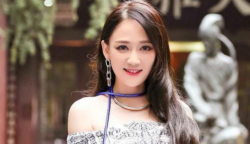 看起来|脸上有这4个“特征”,就放弃“黑长直”吧换上卷发会更女神