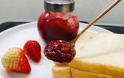 吃不完的草莓怎么办？教你做草莓酱，香甜可口，纯手工0添加