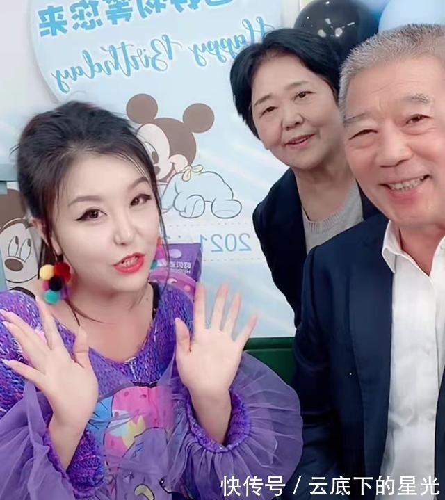 高龄产妇|67岁生宝宝:天赐2周岁生日直播,爸爸全程出镜带货,妈妈好年轻