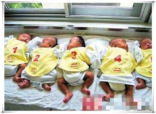 亲戚|孕妈怀5胞胎受宠，生下5个女儿后，亲戚探望说的话让人不是滋味