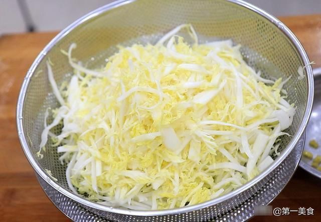 酸辣娃娃菜|凉拌酸辣娃娃菜要不要先焯水,大厨教你正确做法,酸辣清脆又入味