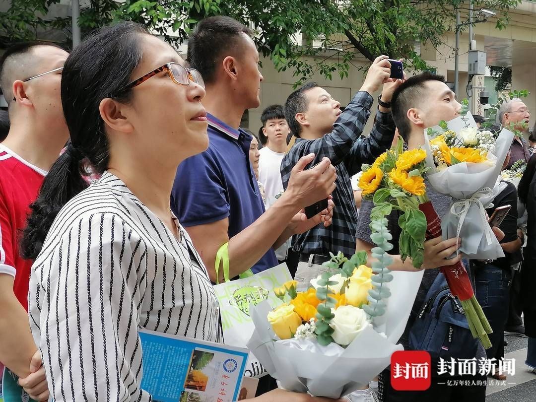 封面新闻|成都中考结束，7月2日公布成绩 家长鲜花迎接考生出场