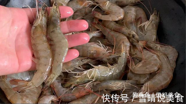 水煮大虾时,有人用冷水,有人用热水,全不对!教你最正确做法