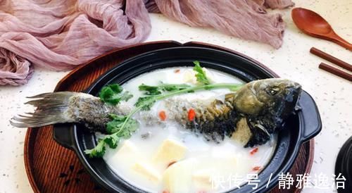 鲫鱼汤如何炖出奶白色?大厨:这一步最关键,鱼汤奶白,味道鲜