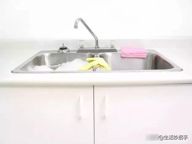 洗衣服时加点这个，连搓一下都不用，衣服立刻干净如新