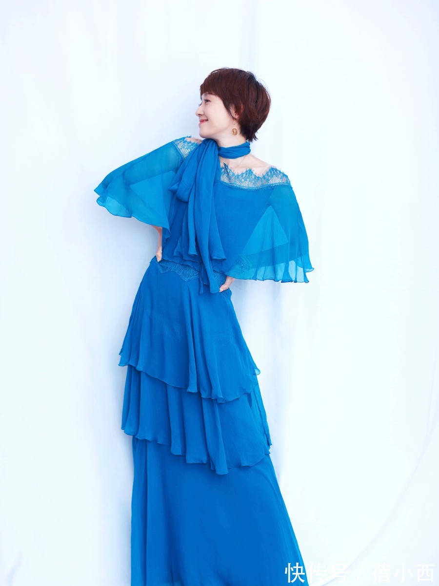 小蛮腰|又被“马伊琍”惊艳到!穿格纹连衣裙配小白靴,45岁状态逆天了