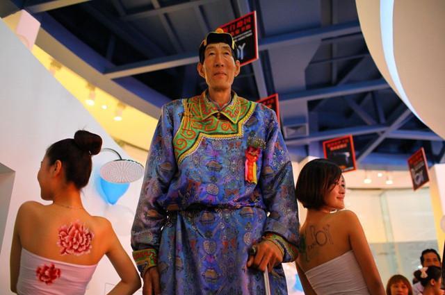 巨人|中国第一巨人身高2.36米,不顾医生反对生下一子,孩子现状成这样