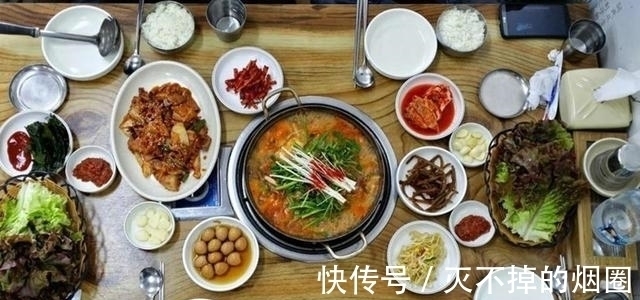 在韩国的中国婆婆做了一顿饭, 引起轰动 主持人 中国人都这么吃