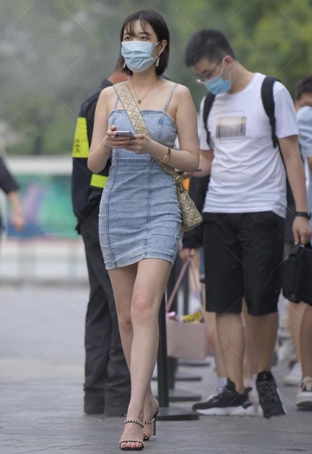 牛仔连衣裙让人看着很意外,搭金色精致包包韵味十足吸引路人眼球