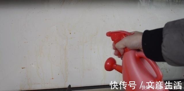 油垢|厨房瓷砖上满是油垢教你一招,不用一滴水,瓷砖立马光亮如新!