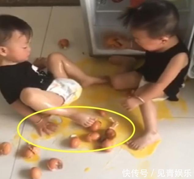 妈妈睡觉时被哭声吵醒, 顺着声音找到厨房后, 眼前的画面把她气哭