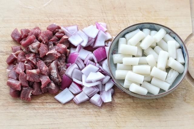 强身健体|牛肉和年糕是最佳搭档，一个鲜嫩一个软糯，营养丰富好吃到舔盘底