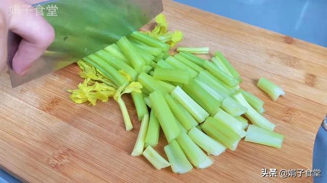 猪肉饺子好吃有窍门，调馅多加这一步，比饺子馆的好吃，又鲜又香