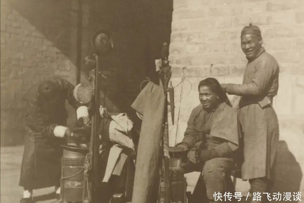 正妻|清末老照片：“丐头”对着乞丐疾言厉色，正妻怂的小妾面如死灰