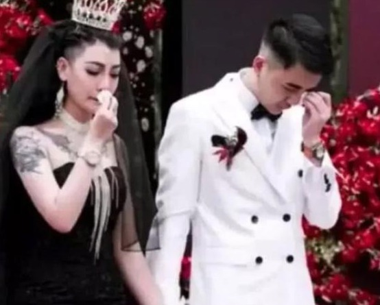 婚姻殿堂 曾经一夜爆红的黑婚纱女孩,嫁给了心爱的男人,如今生活怎么样?