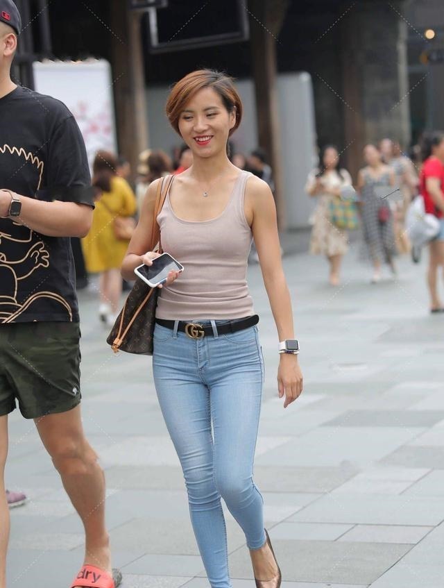 上衣 背心单穿叠穿都好看,搭配牛仔裤,还原美式休闲穿搭风格!