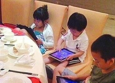 行为|这种行为最容易毁掉孩子,父母要注意