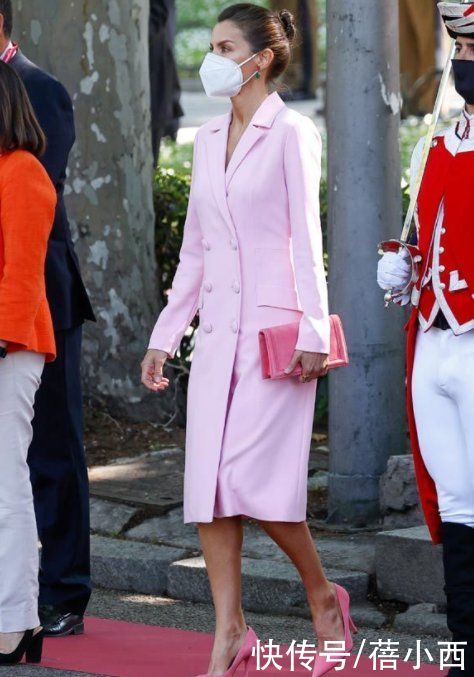 无敌|西班牙王后高级感无敌了，穿印花上衣配直筒裤好美，真给国王长脸