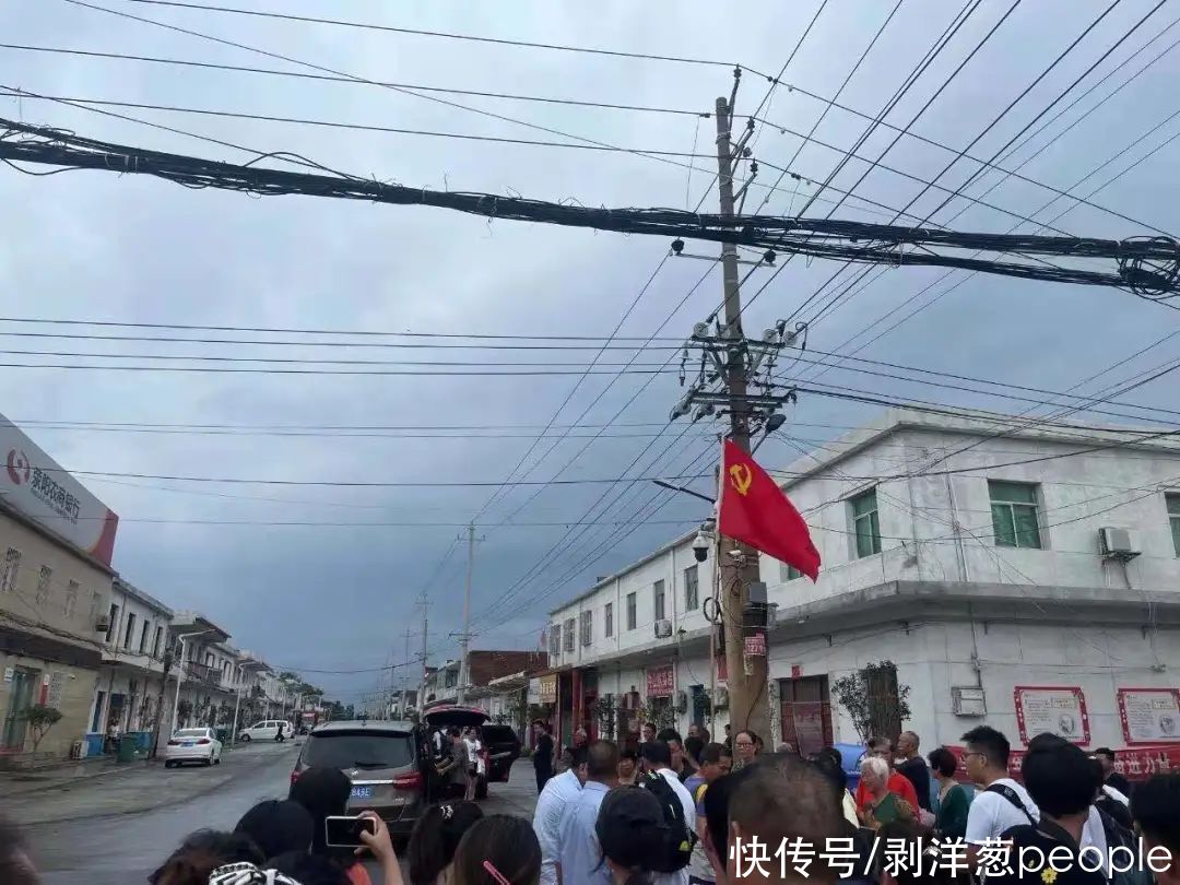 列车|暴雨中，被困的列车与河南山村