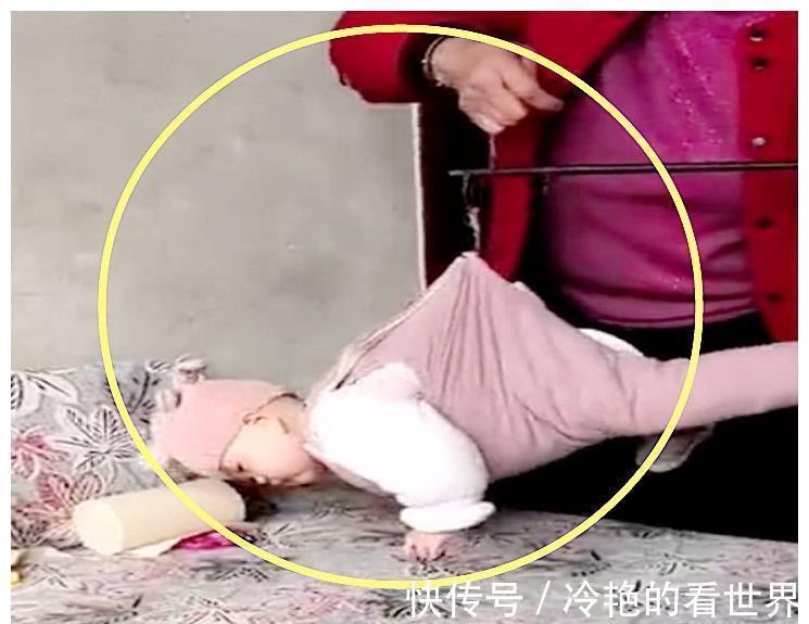 体重|奶奶给孙子称体重,宝宝以为自己会飞,展开胳膊扑棱,太逗了