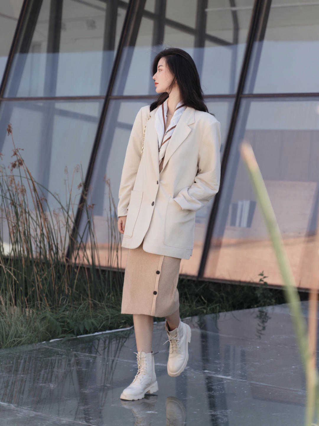 马丁靴 女生秋冬穿风衣时,不管高矮,搭配这些鞋子,照样很高级