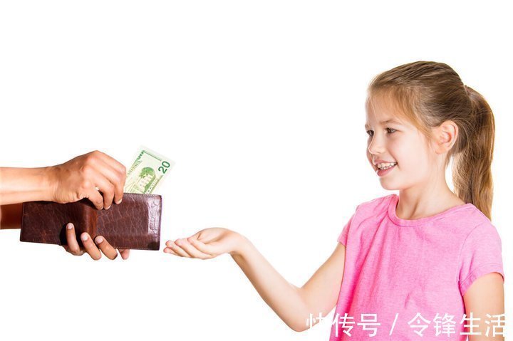 孩子|母女俩在服务区吃饭,被路人拍下传到网上,网友:为孩子未来担心