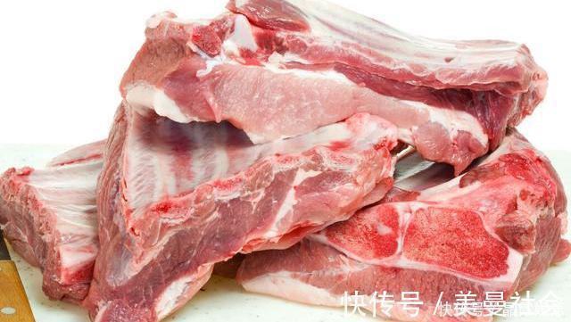 羊肉用清水是洗不干净的,学会多放2样,血污跑出来,吃着更放心