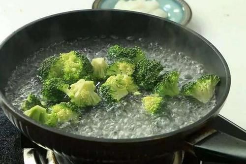? 西蘭花配“它”炒, 絕對夠“香”! 營養豐富還能美容養顏