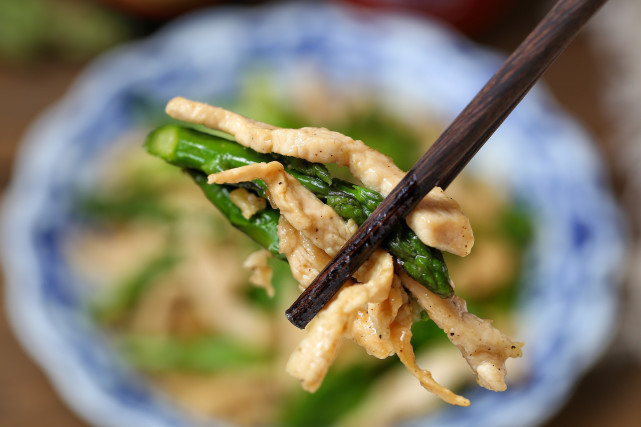减肥期|水煮鸡胸食同嚼蜡,搭配芦笋一起炒,脆嫩低脂营养均衡,好吃不胖