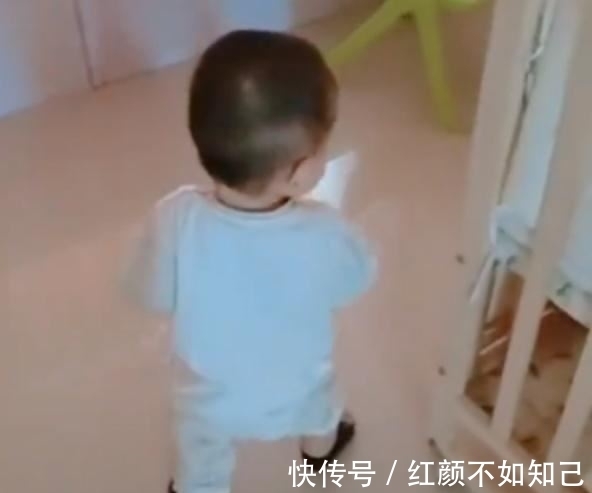 爸爸|宝宝困了要自己睡觉,爸爸跟着回房,看完服气:丈母娘厉害