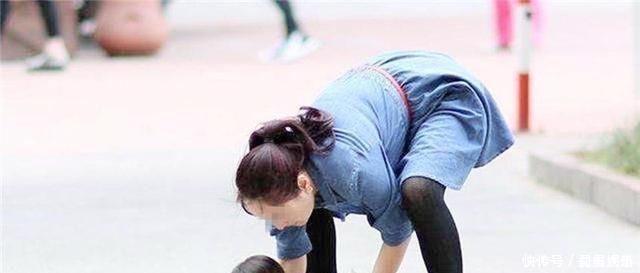 孩子|两个孩子玩荡秋千不幸坠落,宝妈慌乱中接住自家孩子,却被骂冷血