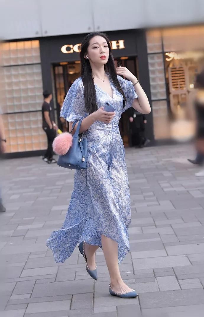 美女搭配一双尖头高跟鞋的话,整体给人一种名媛气质的时尚范儿