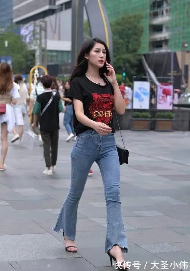 瘦腰 美女街拍:白色露腰瘦腰搭配黑色牛仔打底裤,不宜过于繁杂,同时注意细节