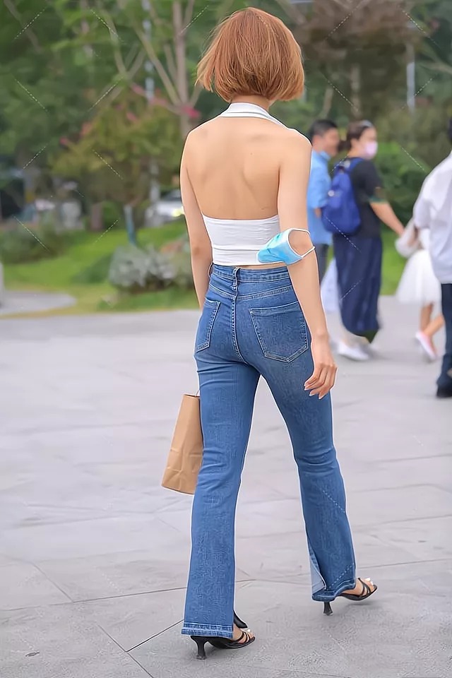 喇叭 牛仔喇叭裤搭配白色马甲衫,清新又复古,尽显时尚美感