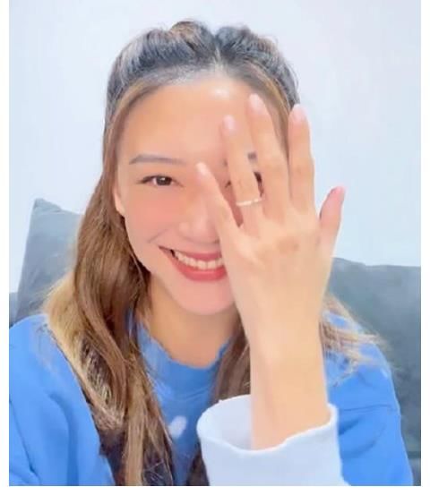 陳小春和應(yīng)采兒這對老夫老妻的狗糧又來了，應(yīng)采兒收到戒指曬幸福