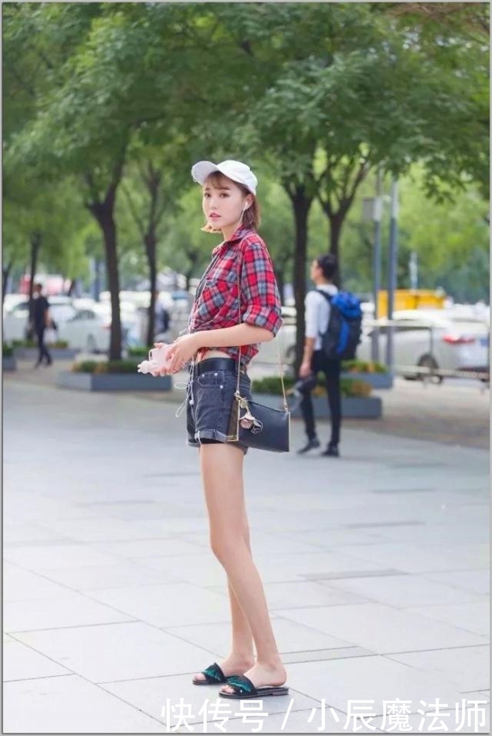 牛仔|路人街拍,格子衬衫搭配牛仔热裤,时尚又显纯美气质