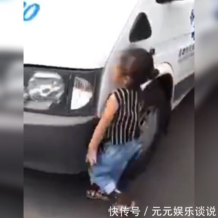 孩子们|萌娃困意来袭,边走边往车上“怼”,网友看给娃困的,亲妈无疑