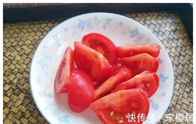 买西红柿，粉色的好吃还是红色的好，摊主告诉你，别乱买了