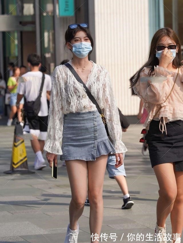 牛仔裙 白色休闲衫,花边装饰更显青春感,搭配牛仔裙,十分减龄!