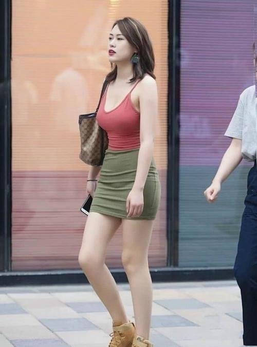 一条“御姐范”的连衣裙,微胖女神穿出了自己的“特点”
