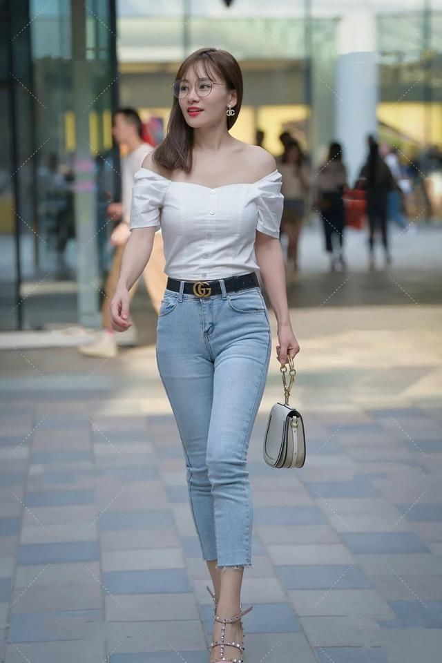 气质 一字肩上衣凸显气质搭配牛仔裤,精致端庄还显瘦
